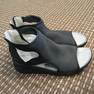 Jambu sport sandal, size 8.5 wide, color black